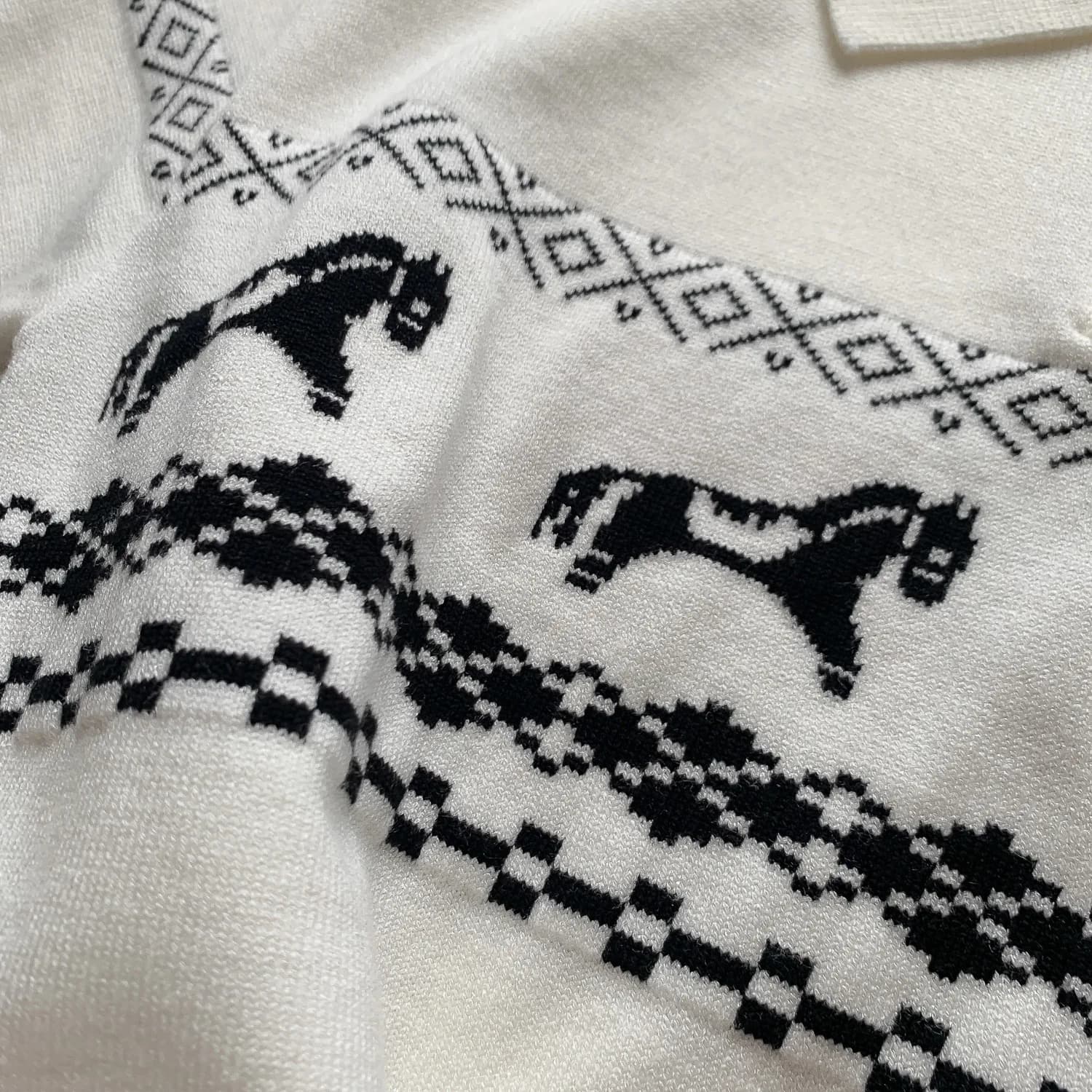 Сүлжмэл жаккард хээтэй, богино ханцуйтай энгэртээ товчтой цамц
